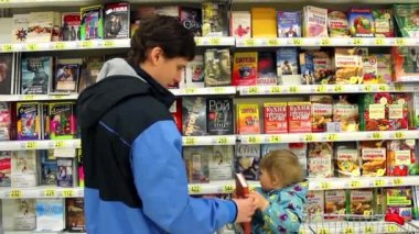 Novosibirsk, Rusya Federasyonu - 9,2016 olabilir: erkek çocuk ile satın kitaplar