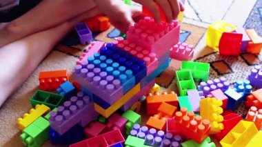 Uzay gemisi ile plastik blok bina çocuklar.