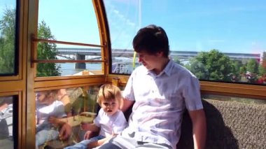 Dönme dolap binen aile yürüyüş