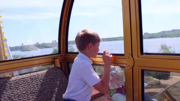 Kid ходьби на поїздку чортове колесо — стокове відео
