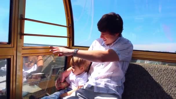 Feliz caminhada em família no passeio de roda gigante — Vídeo de Stock