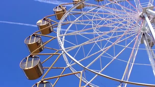 Bela roda gigante no parque — Vídeo de Stock