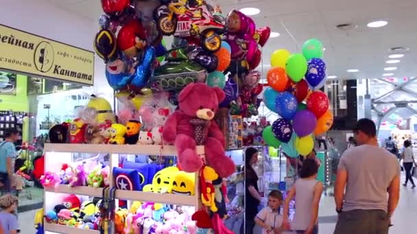 Der Spielwarenladen und Luftballons — Stockvideo