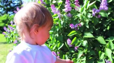 Parkta bir çocuk yürüyor.