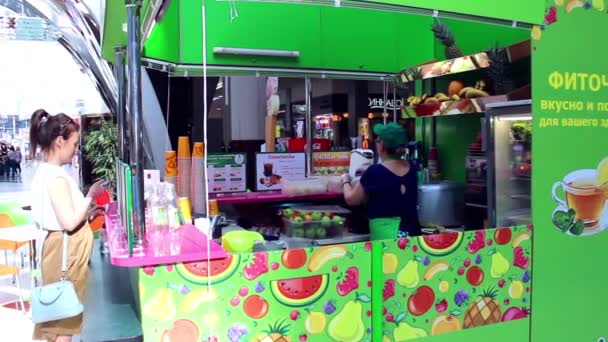 NOVOSIBIRSK, RUSIA - 1 de junio de 2016: mujer haciendo cócteles de frutas frescas — Vídeos de Stock