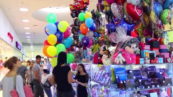 Nowosibirsk, russland - 28. Mai 2016: der Spielwarenladen und die Luftballons — Stockvideo