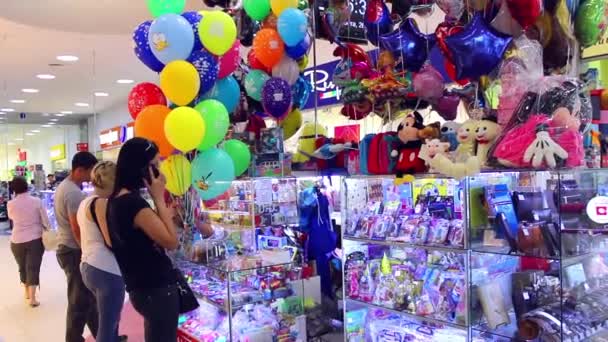 Nowosibirsk, russland - 28. Mai 2016: der Spielwarenladen und die Luftballons — Stockvideo