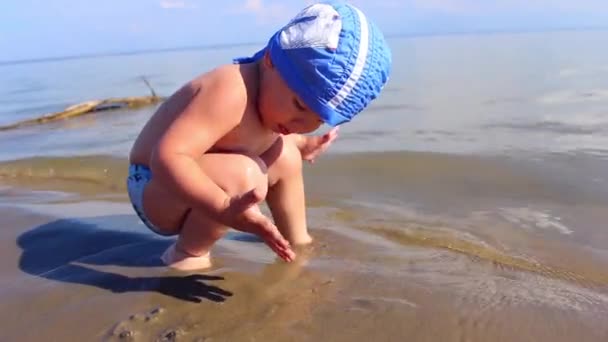 Bambino che gioca sulla spiaggia di sabbia — Video Stock