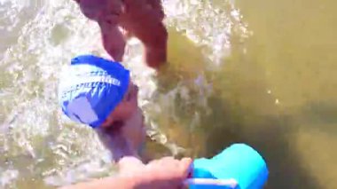 Su üzerinde çalışan çocuk ile aile