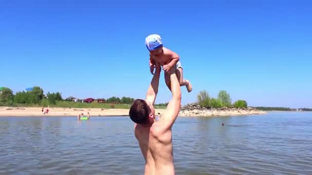 Junger Vater und sein kleiner Sohn haben Spaß beim Spielen — Stockvideo