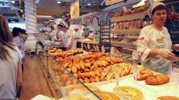 NOVOSIBIRSK, RUSIA - 27 de junio de 2016: la gente compra productos de panadería en la feria — Vídeo de stock