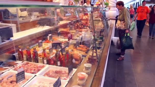 NOVOSIBIRSK, RUSSIE - Le 27 juin 2016 : les gens achètent les produits dans le magasin — Video