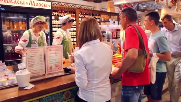 Mensen kopen voedsel in fastfood — Stockvideo