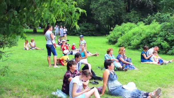 人々 の公園の芝生の上でリラックス — ストック動画