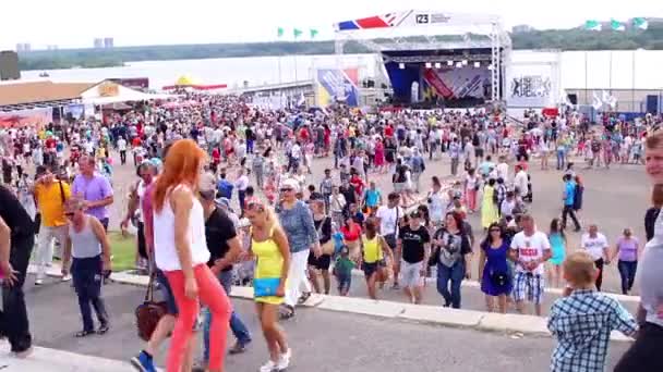 Una celebración masiva del día de la ciudad en la plaza — Vídeo de stock