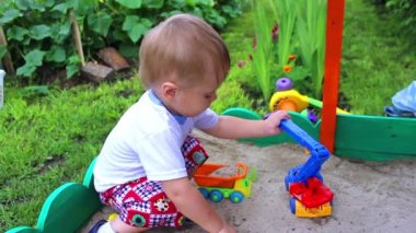 sanal araba ile bir çocuk çalış.