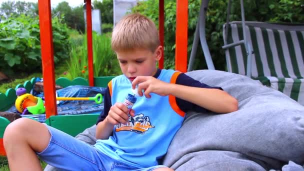 Young boy making bubbles — Stock Video