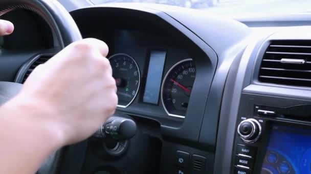 O jovem vai atrás do volante de um carro — Vídeo de Stock