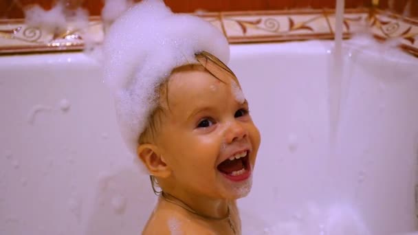 Petit bébé nage dans la baignoire avec mousse — Video