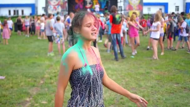 НОВОСИБИРСК, РОССИЯ - 17 июля 2016 года: девочка посыпана цветным порошком — стоковое видео