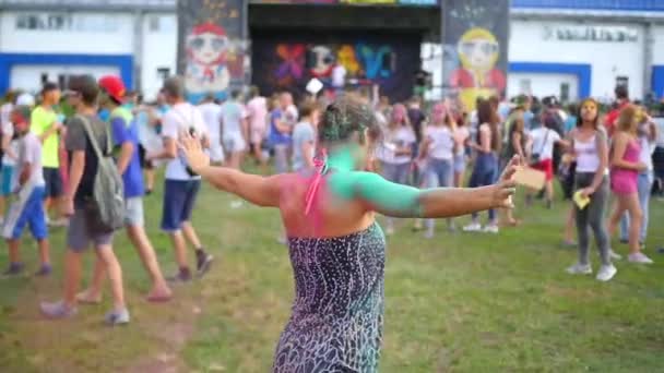Novosibirsk, Rusland - juli 17,2016: het meisje is besprenkeld met gekleurd poeder — Stockvideo