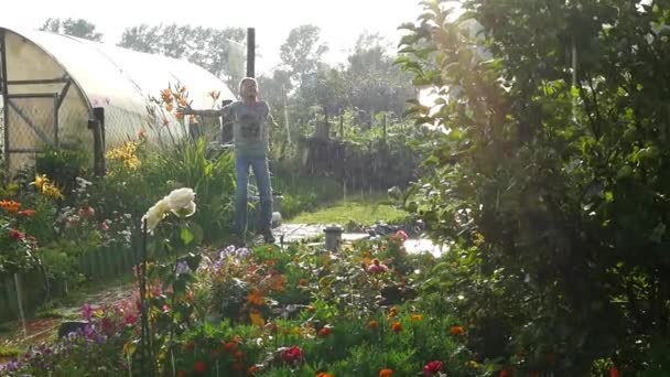 Bebê pula no parque sob a chuva — Vídeo de Stock