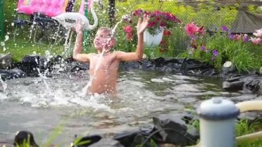 havuzda sıçramasına çocuk