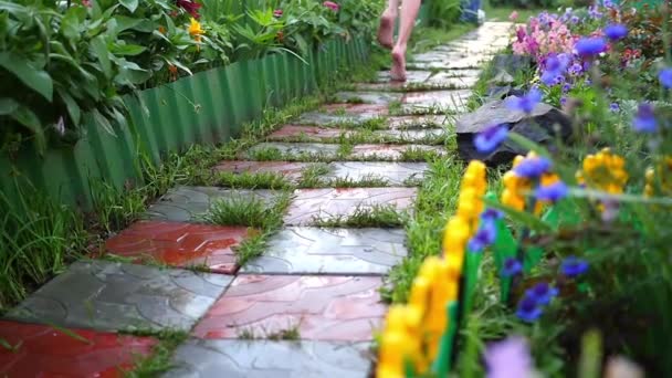 Blote voeten lopen op een natte parcours — Stockvideo