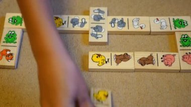 Domino oynayan çocuklar