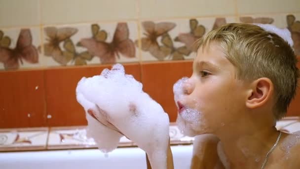 Kinder spielen mit Schaum in Badewanne — Stockvideo