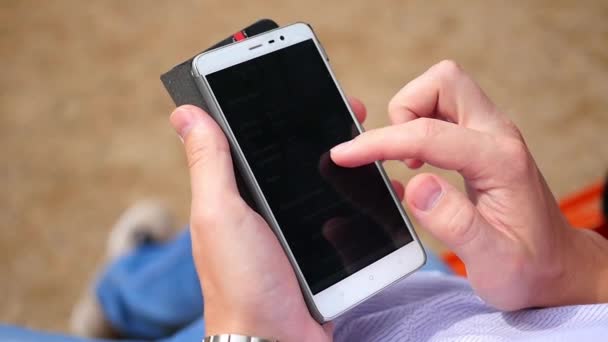 Smartphone och hand kontroll närbild — Stockvideo