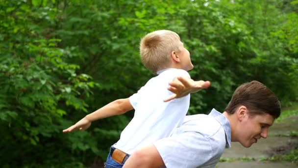 Personas felices divirtiéndose en la naturaleza — Vídeos de Stock