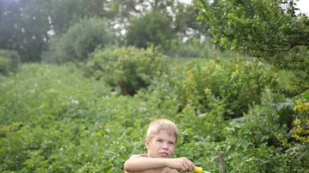 Niño haciendo grandes burbujas de jabón al aire libre — Vídeos de Stock