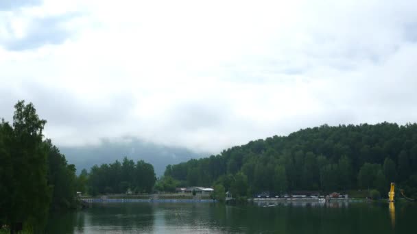 Nuvens móveis nas montanhas junto ao lago — Vídeo de Stock