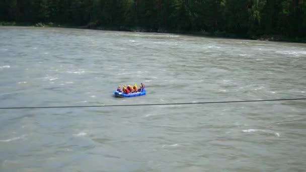 Dağ nehrinde rafting yapan insanlar — Stok video
