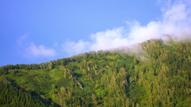 Dağlardaki yalan bulutlar