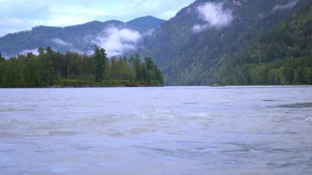 Aan de oever van een rivier berg — Stockvideo