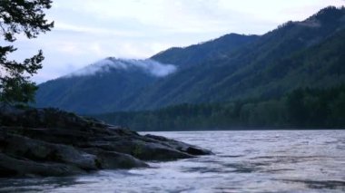 bir dağ nehir kıyısında