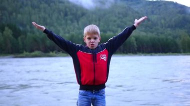 Çocuk iyi eğlenceler ellerini sallayarak