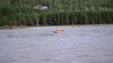 Dağ nehrinde rafting yapan insanlar