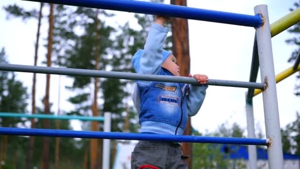 Un niño sube las escaleras — Vídeo de stock