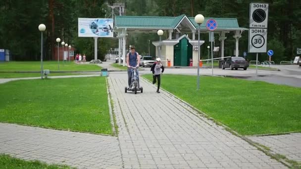 Famille promenades scooter électrique — Video