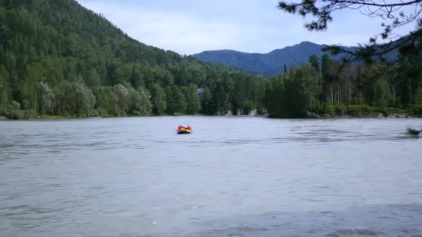 Gente che fa rafting su un fiume di montagna — Video Stock