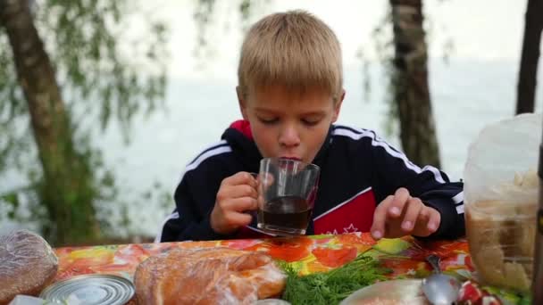 Niño bebiendo té al aire libre — Vídeos de Stock