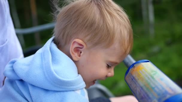 Vader teder kusjes en knuffels zijn zoon — Stockvideo