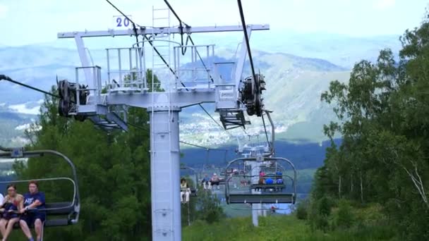 НОВОСИБИРСК, РОССИЯ - 30 июля 2016 года: люди поднимаются на лифте в горы — стоковое видео