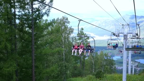 NOVOSIBIRSK, RUSIA - 30 de julio de 2016: la gente sube en el ascensor a las montañas — Vídeos de Stock