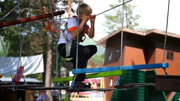 Ein Kind klettert auf die Seilbahn — Stockvideo
