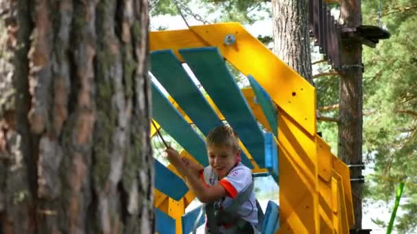 Un niño sube al camino de la cuerda — Vídeo de stock