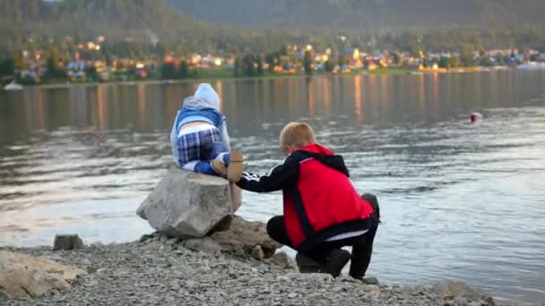 Kinder spielen am Ufer des Flusses — Stockvideo